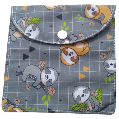 Estojo portátil MiniDini aberto mostrando os protetores de vaso sanitário descartáveis dobrados, ideal para levar em viagens, passeios e rotina fora de casa.