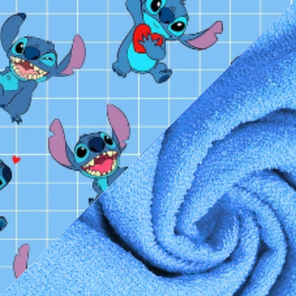 Detalhe da estampa  Stich e textura do tecido atoalhado premium azul da toalha infantil Secadini Kids MiniDini.