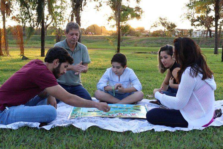 Jogo Talk - Fortaleça os Laços em Família e Crie Memórias Valiosas com Apenas Uma Pergunta