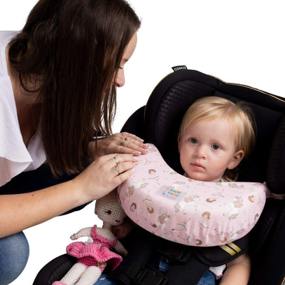 Mãe posicionando a almofada de pescoço infantil Nanadini na bebê sentada na cadeirinha — demonstração de instalação fácil e rápida