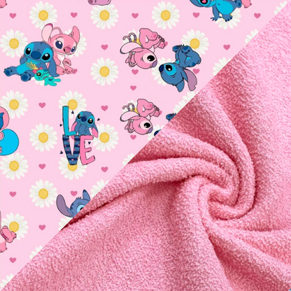 Detalhe da estampa Stich e textura do tecido atoalhado premium Rosa da toalha infantil Secadini Kids MiniDini.