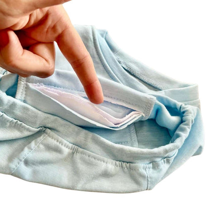 Detalhe das camadas internas da roupa íntima absorvente juvenil Minidini — forro triplo com toque seco atoalhado, barreira impermeável de TPU e corpo em algodão hipoalergênico que absorve até 50ml sem passar para a roupa de fora