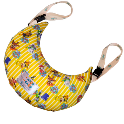 Travesseiro de pescoço infantil para viagem Nanadini com estampa patrulha canina amarela, suporte anatômico com patente aprovada MiniDini.