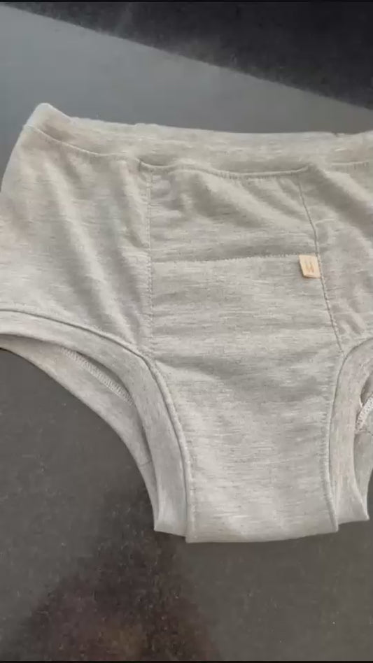 video demonstrativo de teste de  absorção de roupa intima adulta absorvente lavavel