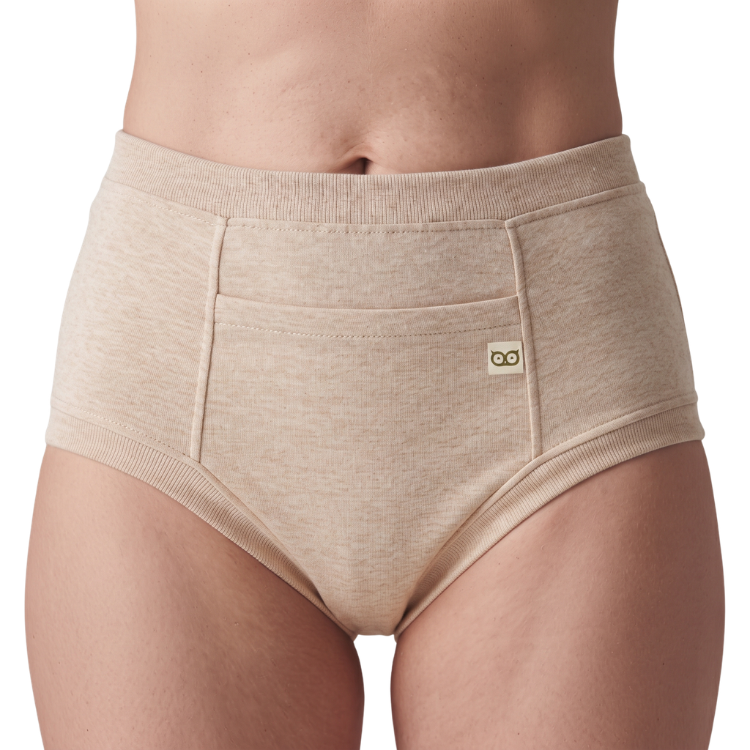 Roupa íntima absorvente adulta unissex na cor bege, com caimento discreto e confortável como uma cueca ou calcinha comum.