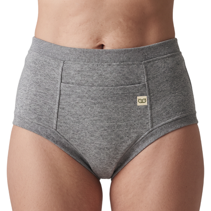 Roupa íntima absorvente adulta unissex na cor cinza, modelo lavável e discreto que se assemelha a uma cueca ou calcinha comum