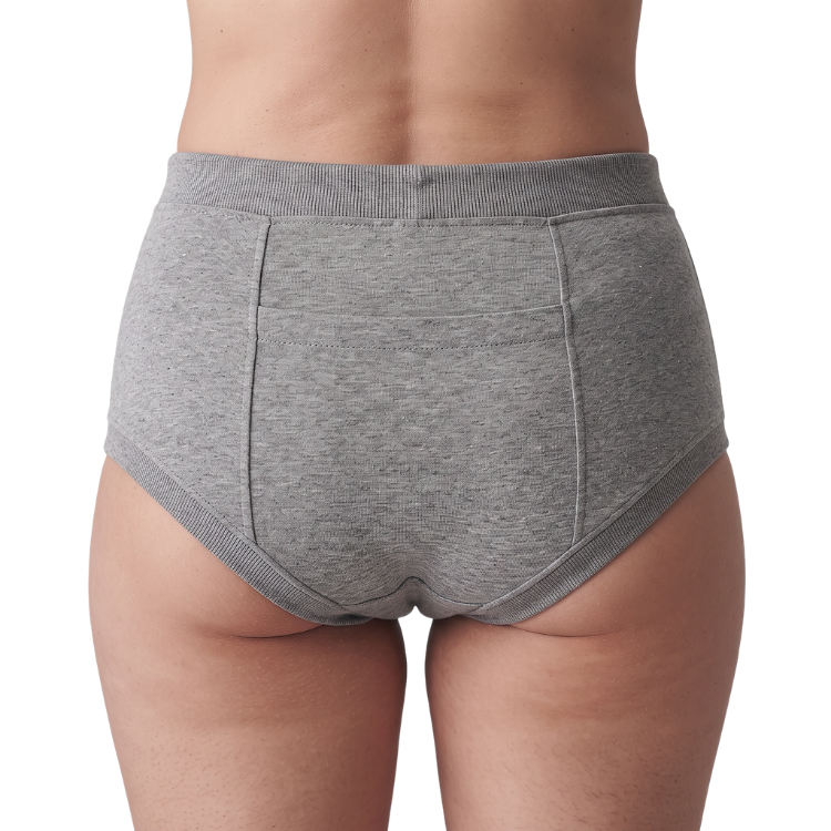Roupa íntima absorvente adulta unissex na cor cinza, modelo lavável e discreto que se assemelha a uma cueca ou calcinha comum, de costas