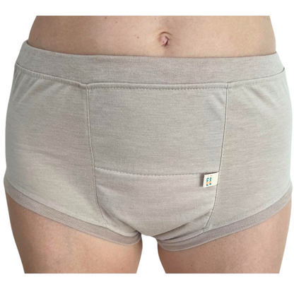 Roupa íntima absorvente adulta unissex na cor bege, com caimento discreto e confortável como uma cueca ou calcinha comum.