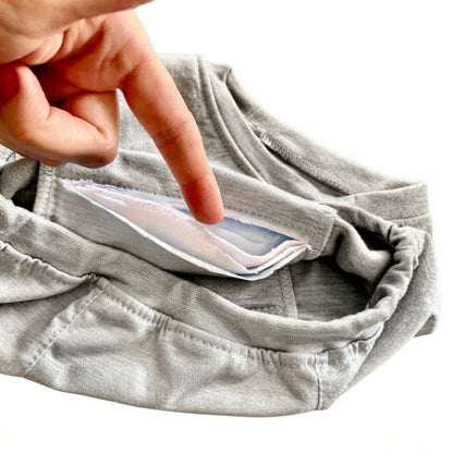 Detalhe das camadas internas da roupa íntima absorvente juvenil Minidini — forro triplo com toque seco atoalhado, barreira impermeável de TPU e corpo em algodão hipoalergênico que absorve até 50ml sem passar para a roupa de fora