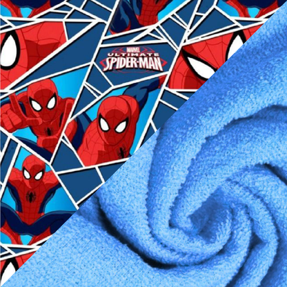 Detalhe da estampa de homem aranha e textura do tecido atoalhado premium azul da toalha infantil Secadini Kids MiniDini.