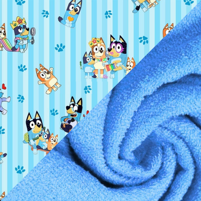 Detalhe da estampa bluey e textura do tecido atoalhado premium azul da toalha infantil Secadini Kids MiniDini.
