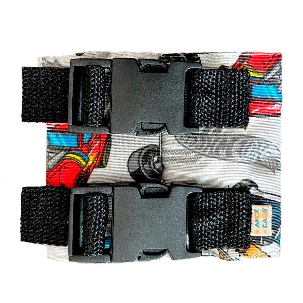 : Trava peitoral infantil TravaDini com estampa azul com carros da Hot Wheels para cinto de segurança.
