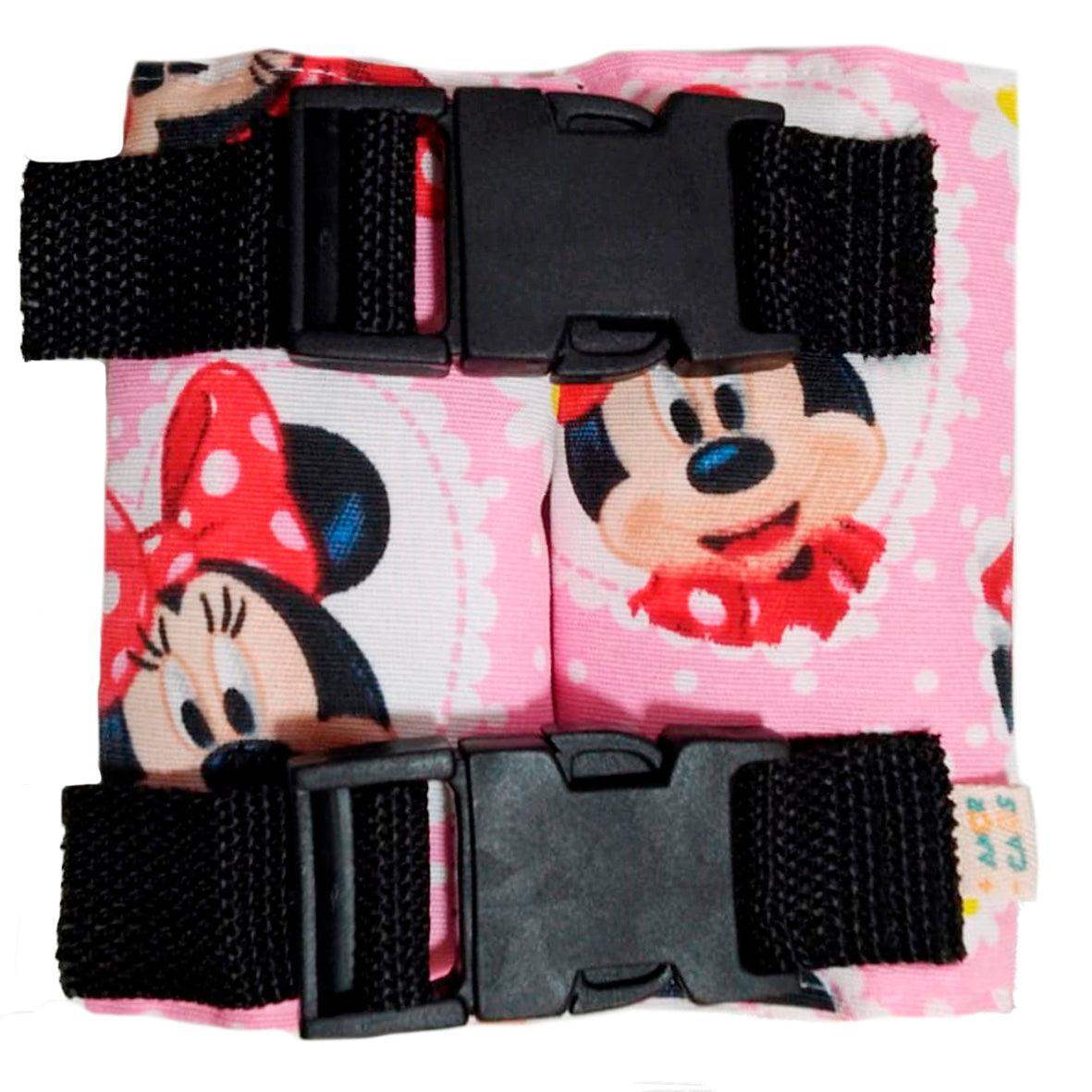 Trava de cinto para cadeirinha TravaDini com estampa oficial rosa da Minnie Mouse.